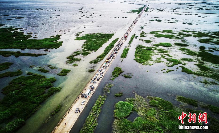 湖の水位が上昇して「水上道路」と化した道が話題に　江西省