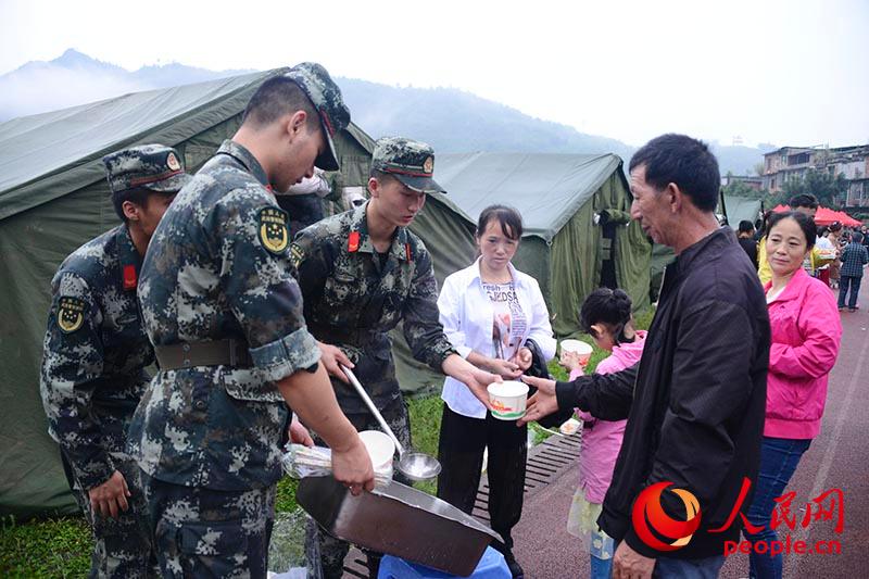 武裝警察の救助隊が速やかに震源地入りし救助活動展開