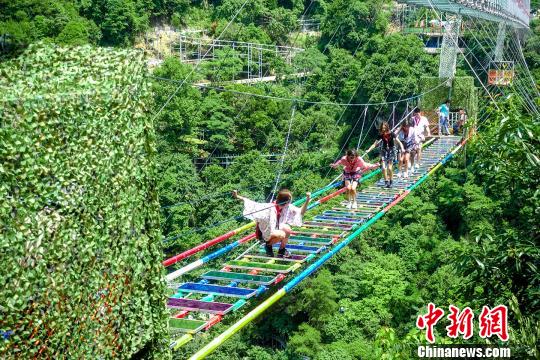 ガラスのつり橋でスリリングなファッションショー　福建省