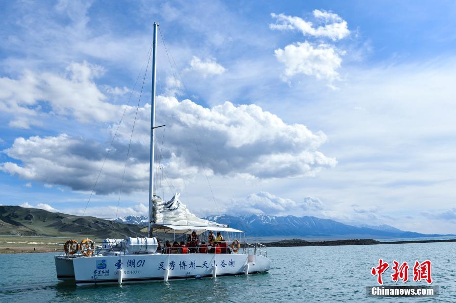 6月15日、遊覧船で湖面に出る観光客（撮影?張興龍）。