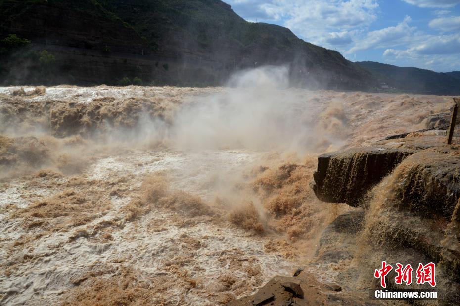 増水期迎え水流逆巻く黃河?壺口瀑布