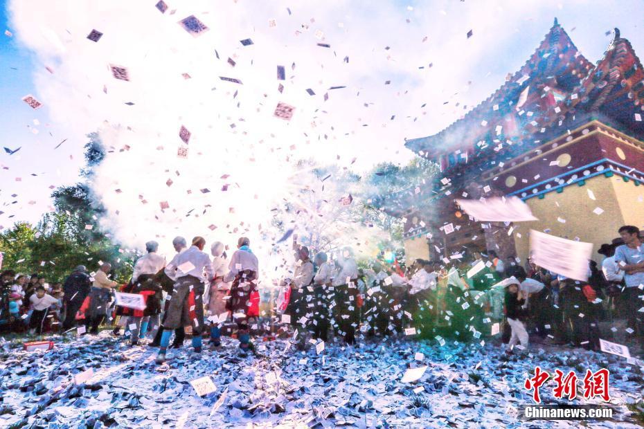 祭りの様子（撮影?張海麟）。