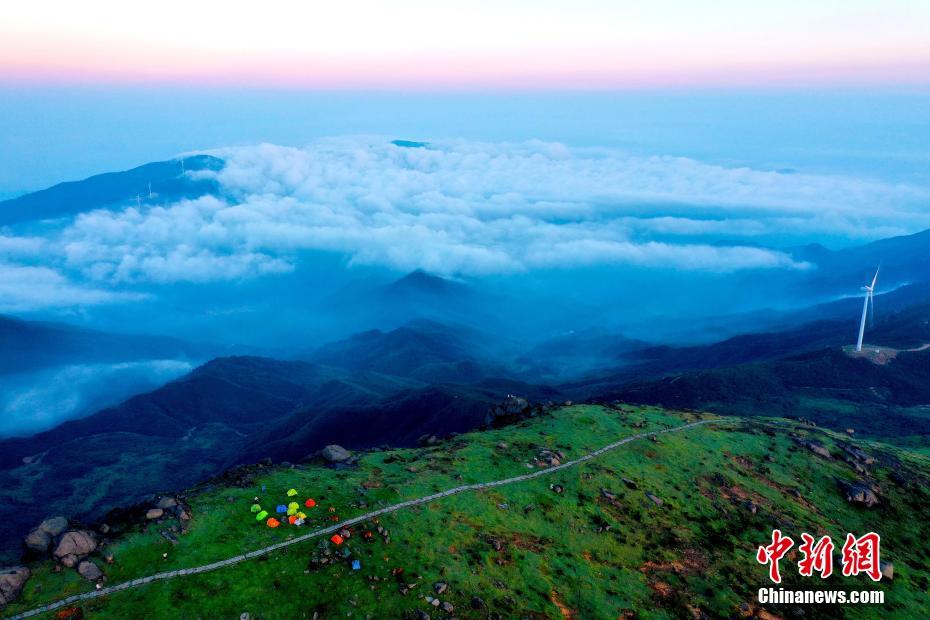 8月4日早朝、玉華山の主峰で壯麗な雲海の景色を楽しむアウトドア愛好家たち（撮影?李福孫）。