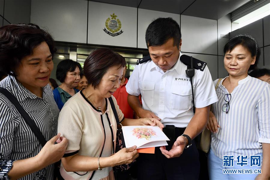 8月10日、観塘警察署で警察に慰問カードを贈る市民。（撮影?新華社記者 呂小煒）