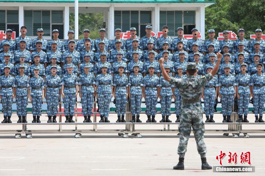 修了式で「回帰頌」や「強軍戦歌」を大合唱したキャンプ參加者たち（撮影?謝光磊）。