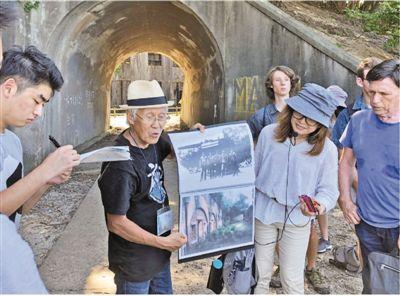 大久野島で毒ガス製造に関する歴史を説明する山內(nèi)さん(左から2番目) （撮影?劉軍國(guó)）。