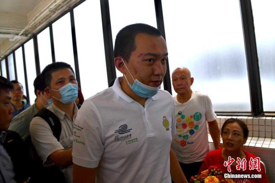 香港新界葵青區の瑪嘉烈醫院を訪れ、香港國際空港でデモ隊に毆打された環球網の付國豪記者を自発的に見舞い、聲援を送る多くの香港市民や団體（8月14日、撮影?李志華）。