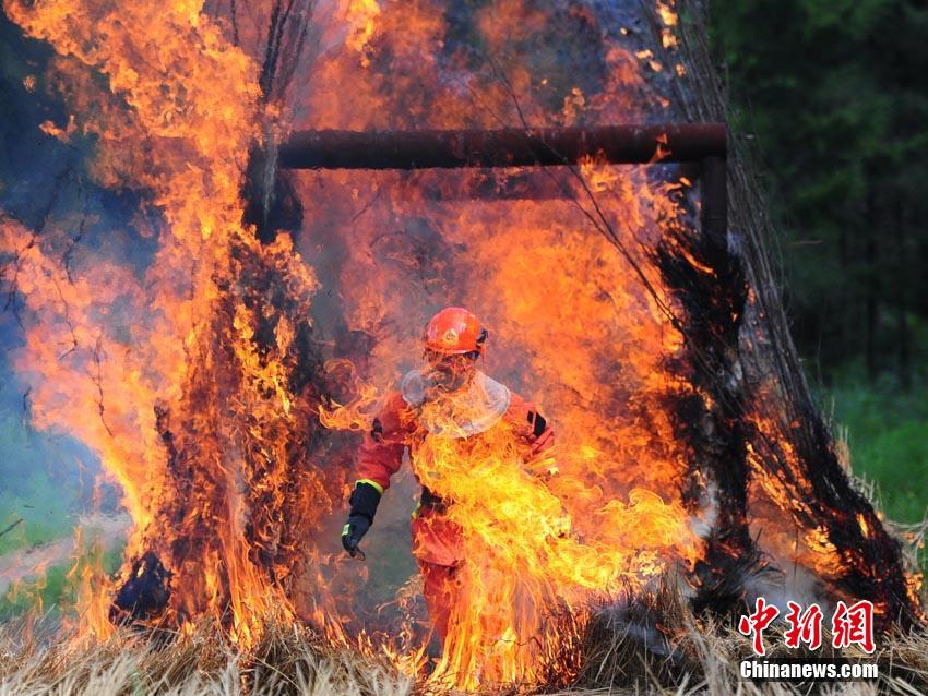 火災現場での心理行動訓練を行う森林消防隊員（撮影?劉棟）。