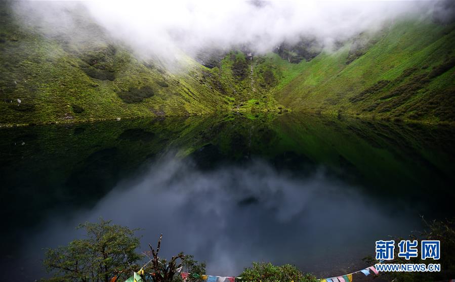 鏡のような湖面に緑の山が映り込む神秘の朗吉錯湖　 西蔵自治區(qū)