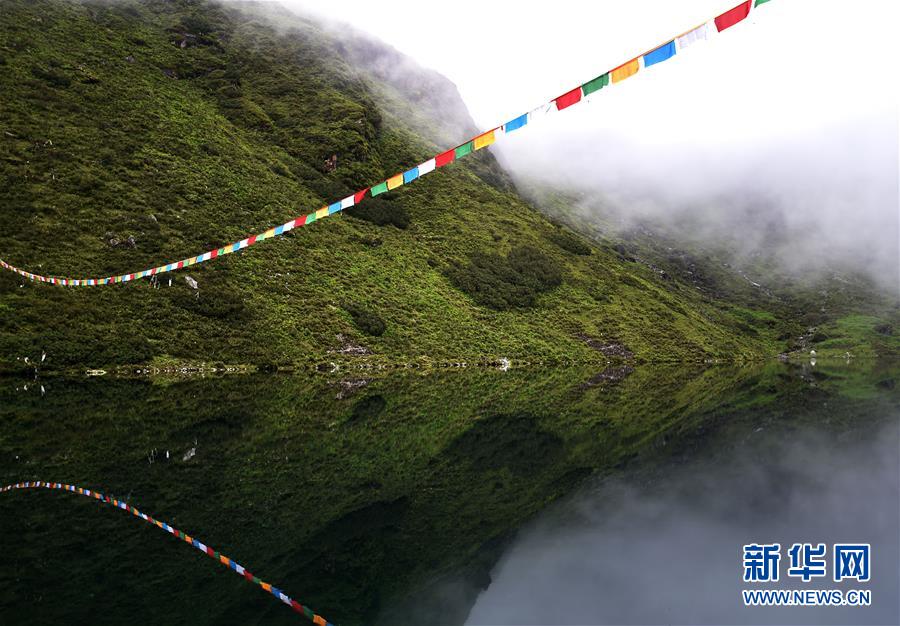 鏡のような湖面に緑の山が映り込む神秘の朗吉錯湖　 西蔵自治區