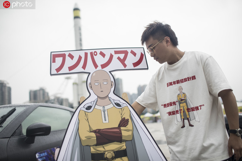 「ワンパンマン」のデザインされた求人募集Tシャツを著た方源さん（寫真著作権は東方ICが所有のため転載禁止）。