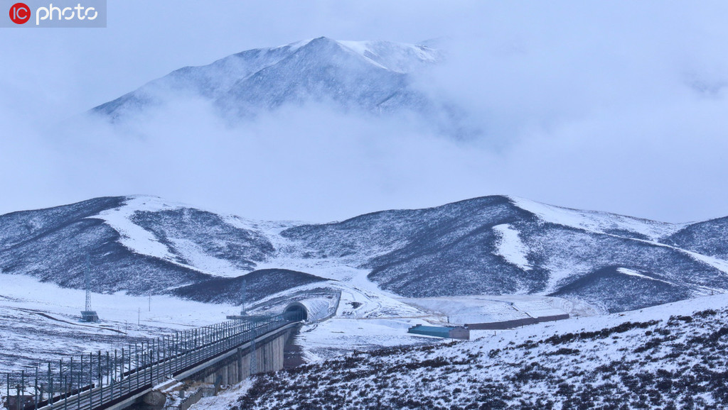 初の積雪で一面の銀世界へと様変わりした甘粛省張掖市の祁連山の様子（寫真著作権は東方ICが所有のため転載禁止）。