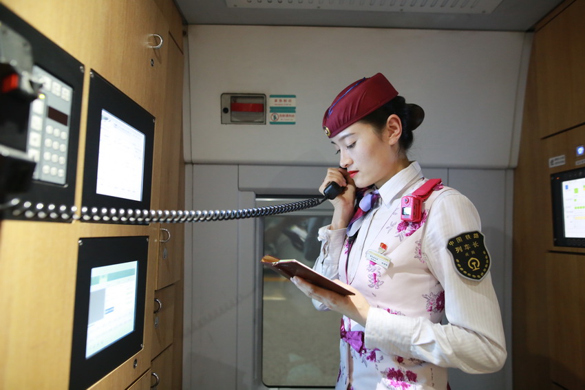 連休中も毎日乗務！若き高速鉄道列車長の奮闘　四川省