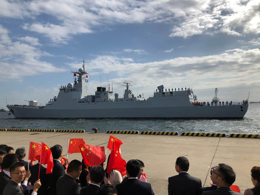 日本の橫須賀港に入港した中國海軍のミサイル駆逐艦「太原」。