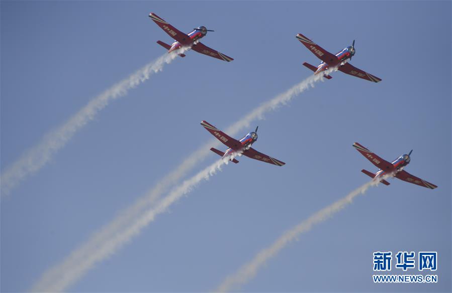 空軍成立70周年を祝い大規(guī)模な航空ショー　吉林省