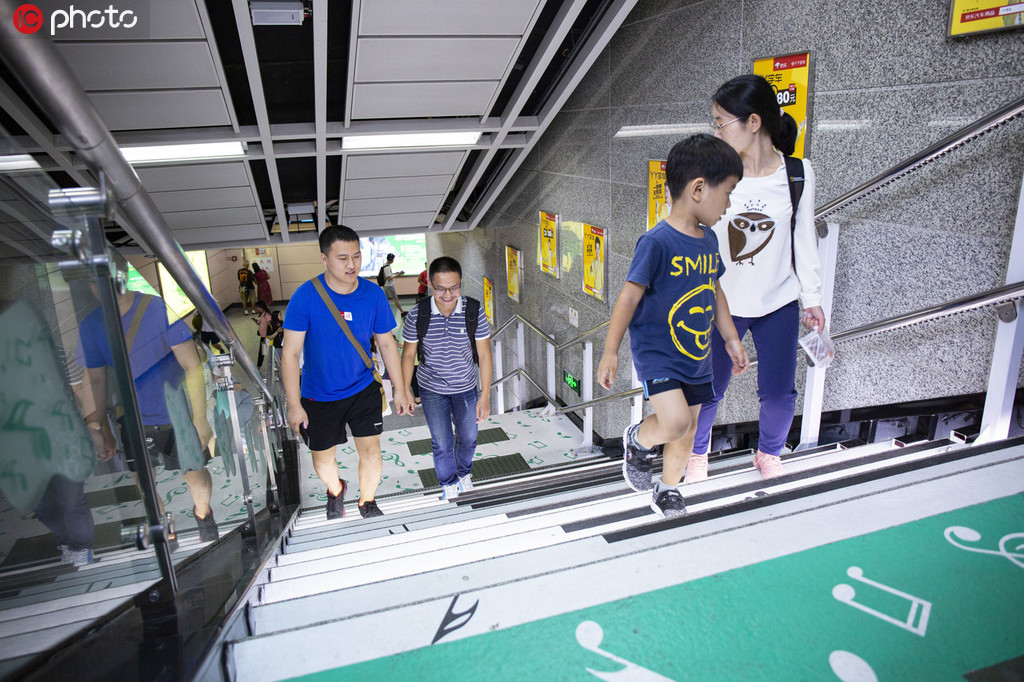 広州地下鉄マラソンの開催期間中、広州塔駅B出口に設置されている「音楽階段」（寫真著作権は東方ICが所有のため転載禁止）。 