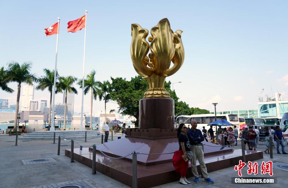 10月23日、香港の金紫荊広場(chǎng)で記念寫真を撮る何人かの中國(guó)本土からの観光客（撮影?張煒）。