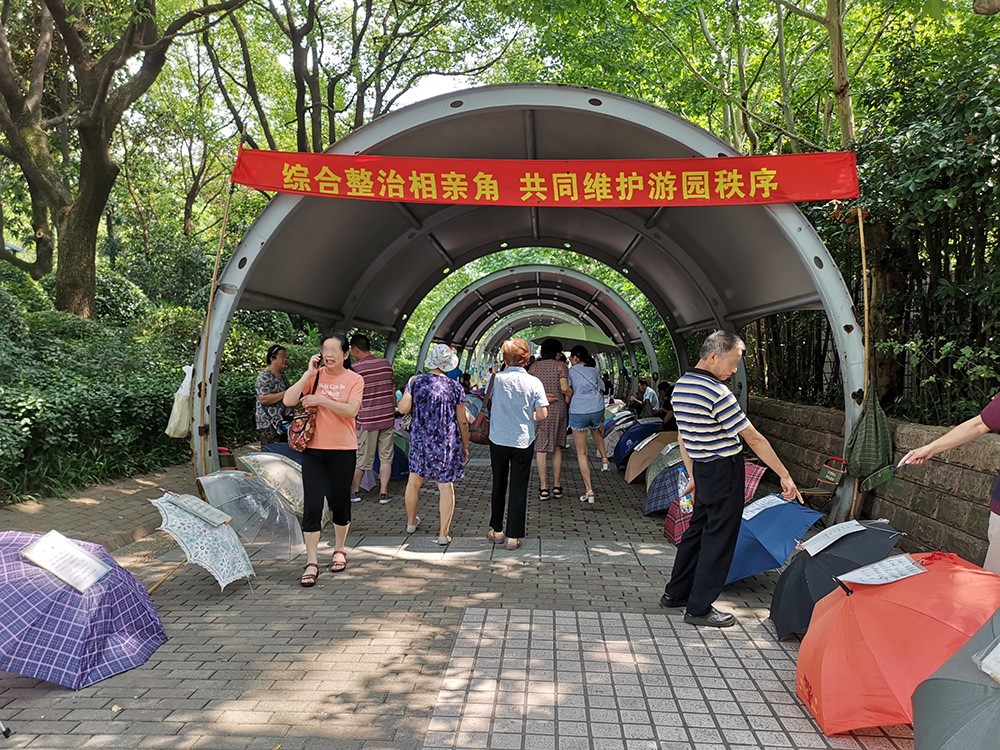 上海人民公園のお見合いコーナー（撮影?劉雲）。