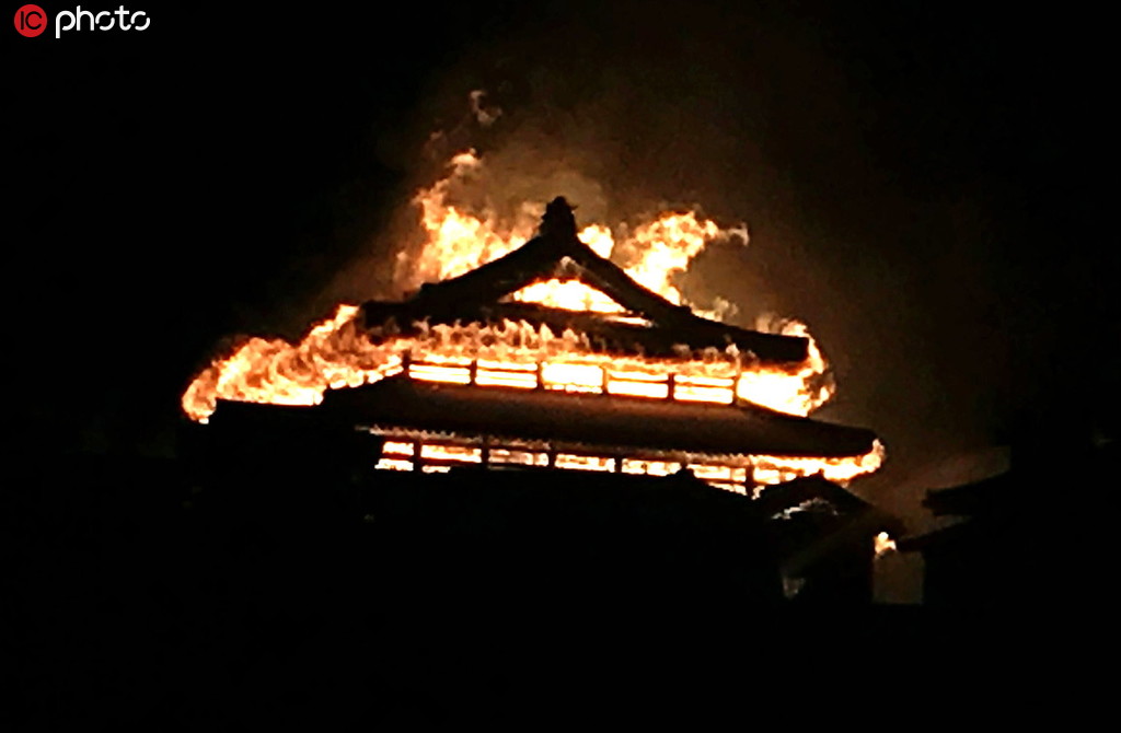 火災(zāi)で激しく燃える沖縄の首里城（寫真著作権は東方ICが所有のため転載禁止）。 