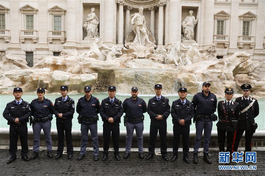 11月5日、イタリア?ローマで、記念寫(xiě)真を撮影する中國(guó)とイタリアの警察官（撮影?程婷婷）