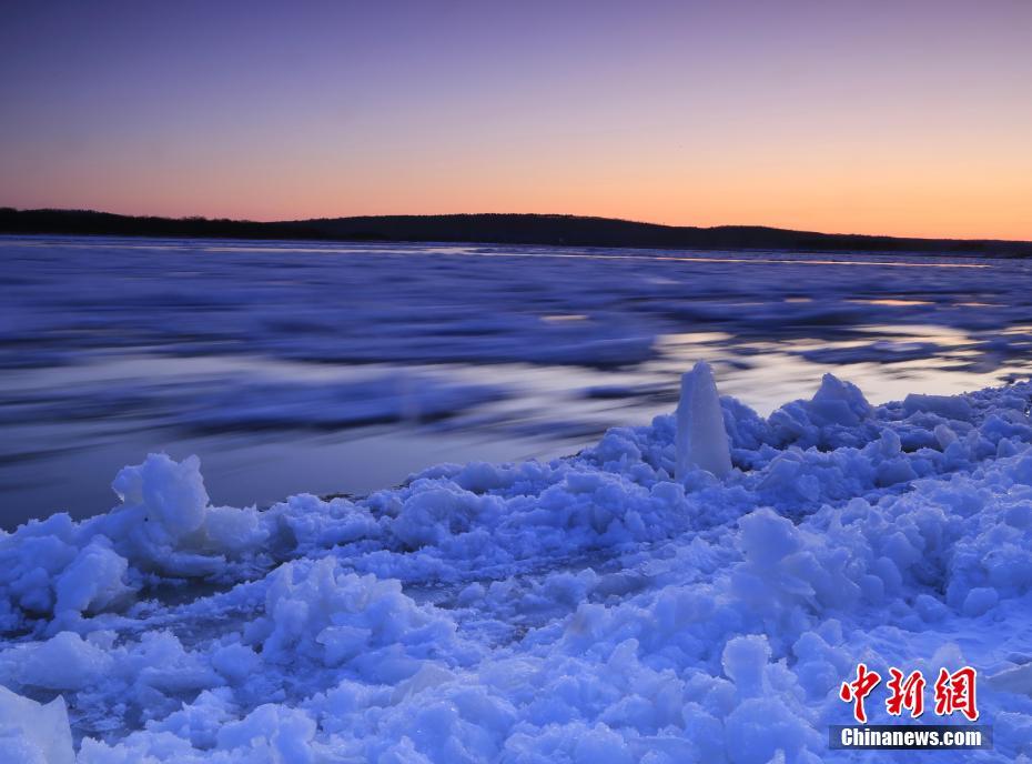 11月7日、流氷で覆われた黒竜江省呼瑪県內(nèi)の黒竜江 (撮影?石玉海) 。 