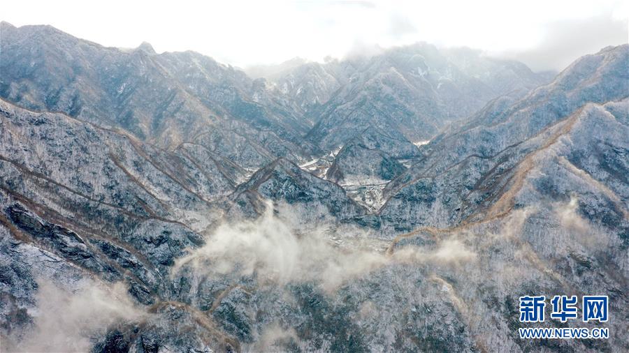 雪の秦嶺、茫漠たる連山　陝西省