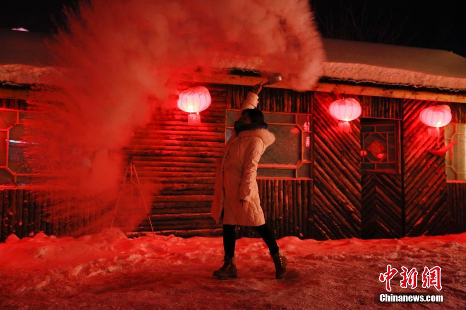 夜の燈りに浮かぶ雪景色　黒竜江省雪郷景勝地