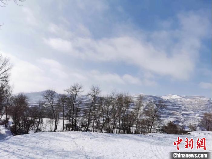 甘粛省の各地で連日雪が降り、白く染まった大地と白い雲とが織りなす「天地一色」の光景（撮影?鐘欣）。