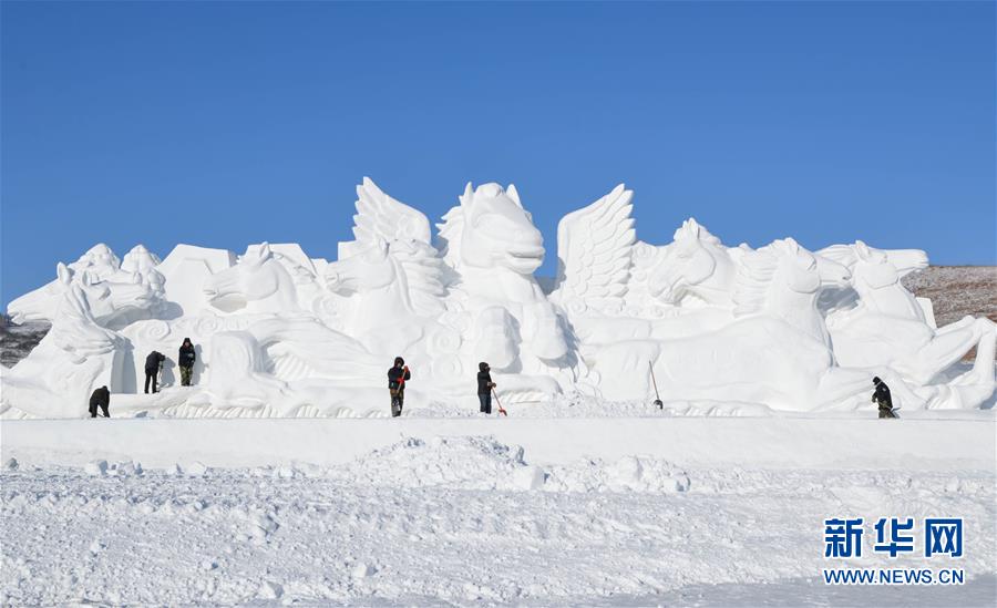 12月4日、參加選手たちが雪の彫刻作品を作る様子（撮影?徐欽）。 