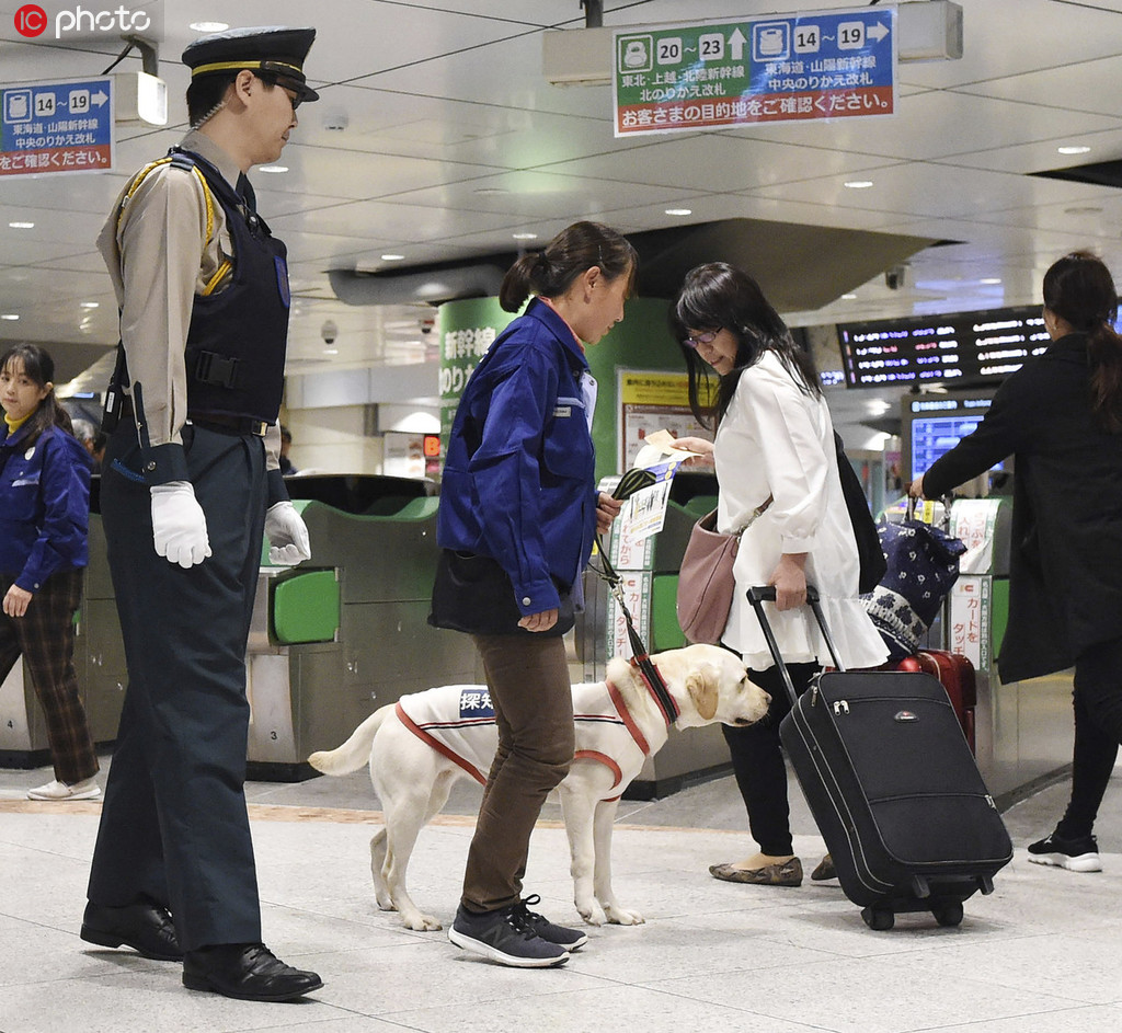 東京駅で東京オリンピック?パラリンピック期間中のテロ対策向けに行われた探知犬実証実験の様子（寫真著作権は東方ICが所有のため転載禁止）。 