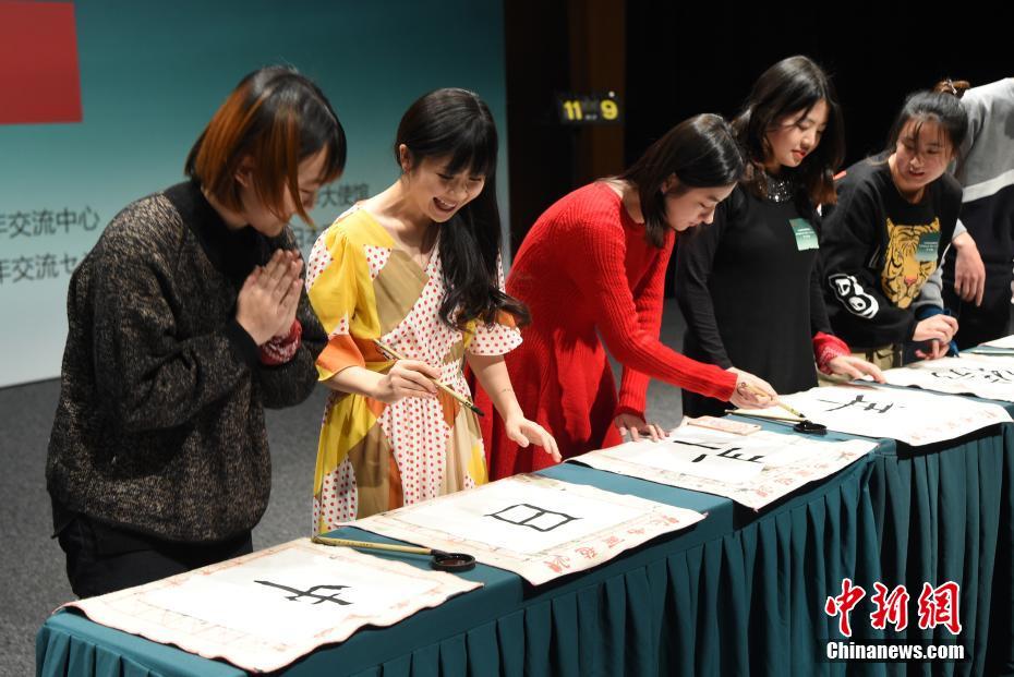 中日両國の學生と共に書道を楽しむ福原さん（寫真左から2番目、撮影?侯宇）。