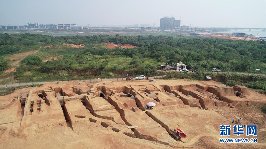 江西◆江新區（◆は章に夂の下に貢）の七星堆六朝墓群の発掘エリア（8月23日、ドローンによる撮影）。