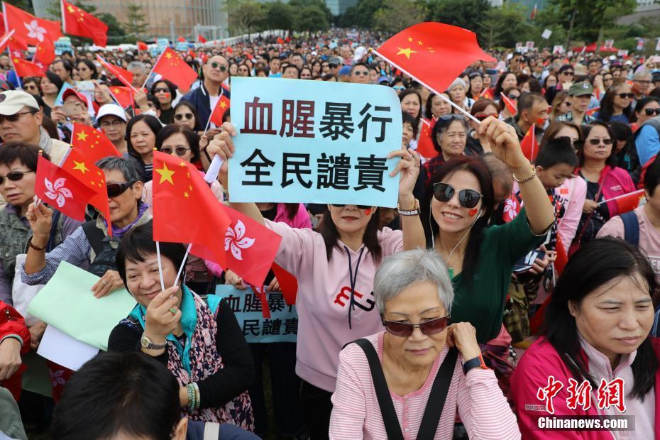 香港市民多數が添馬公園で「暴力反対」訴える集會