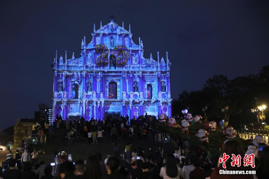 12月16日、澳門（マカオ）地區の聖ポール天主堂跡で、マカオ?ライトフェスティバルの一環として行われたプロジェクションマッピングの様子（撮影?盛佳鵬）。 