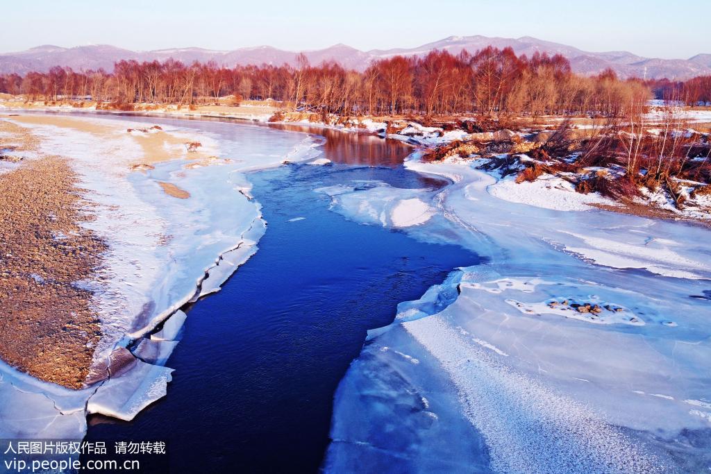 12月19日、內モンゴル自治區ジャラントン市の雅魯河の冬景色（撮影?韓頴群、人民図片より） 。