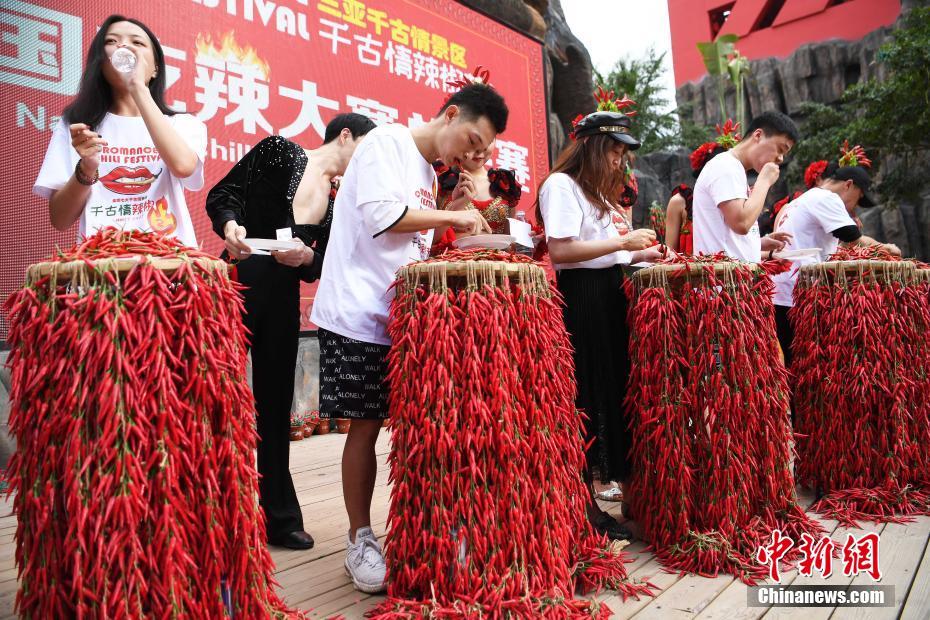 「千古情トウガラシ祭り」トウガラシ早食い競爭決勝の様子（撮影?章暁義）。 