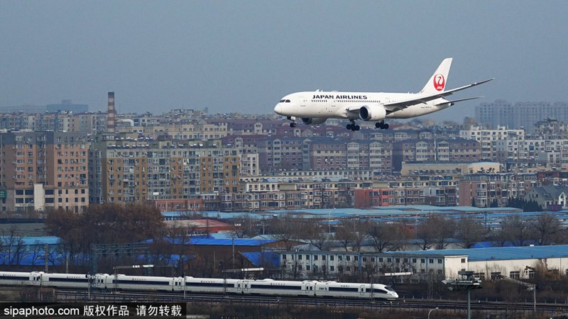 來年3月から大連と上海に新たな路線を就航することになった日本航空（寫真著作権はsipaphoto.comが所有のため転載禁止）。