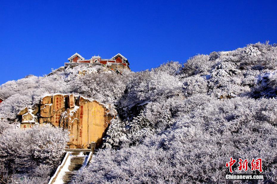 まるで風(fēng)景畫(huà)のように美しい降雪後の泰山の風(fēng)景　山東省