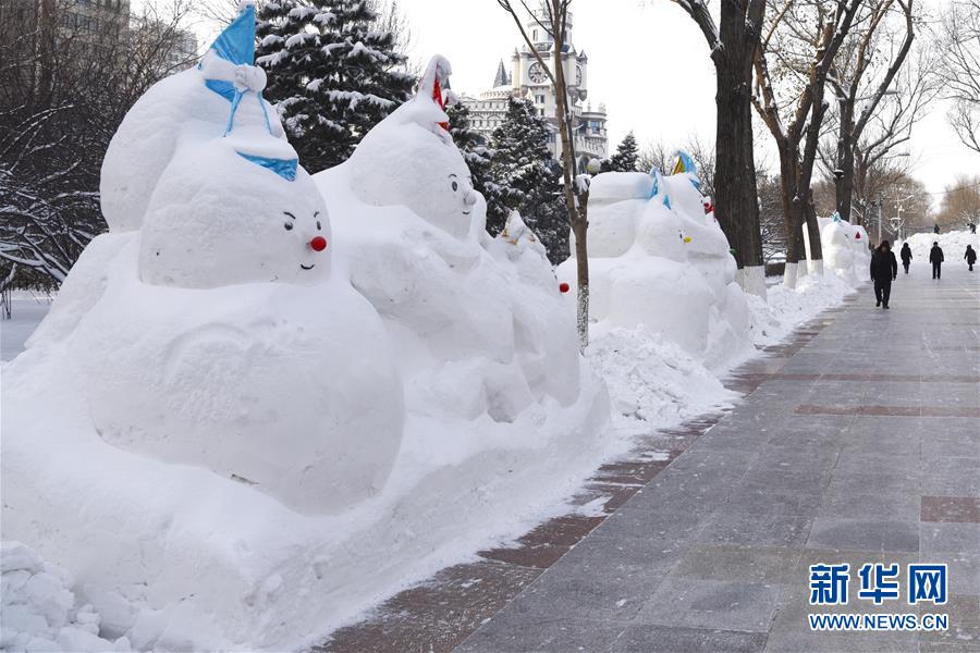 ハルビン市內の松花江沿岸で撮影された雪だるま（12月30日、撮影?李建平）。