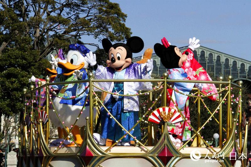 東京ディズニーランドで和服姿で國內外から來たゲストを迎え、お正月を祝うディズニーの仲間たち（撮影?李沐航）。