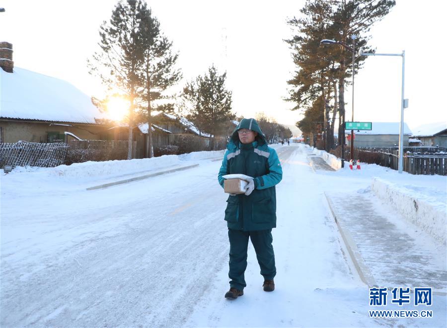 郵便配達をする漠河市北極村郵政支局の郵便配達員?王秀瓏さん（2019年12月31日に撮影?斉泓鑫）。