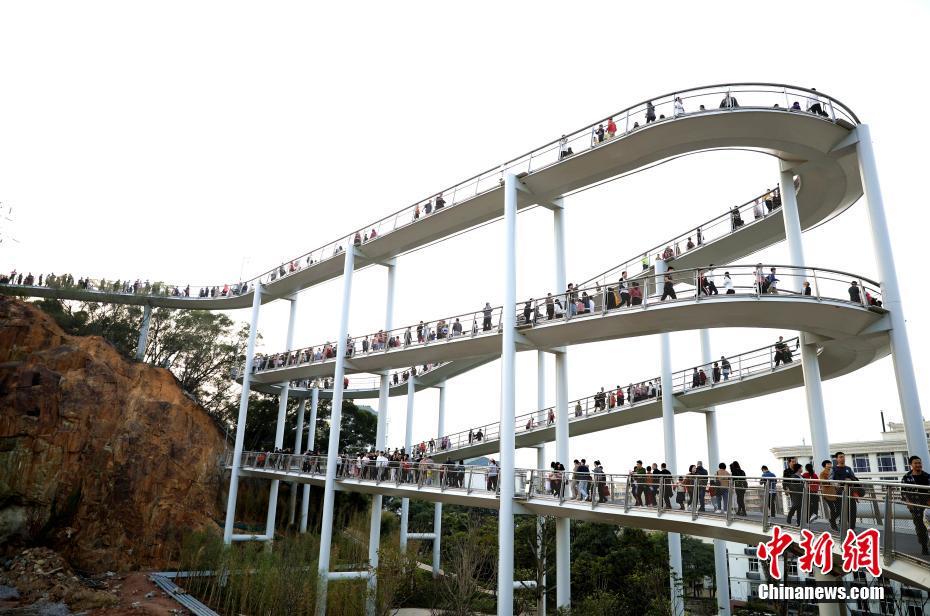 1月4日、開通したばかりの「アモイ山海健康歩道」にウォーキングや観光に訪れた多くの市民（撮影?王東明）。