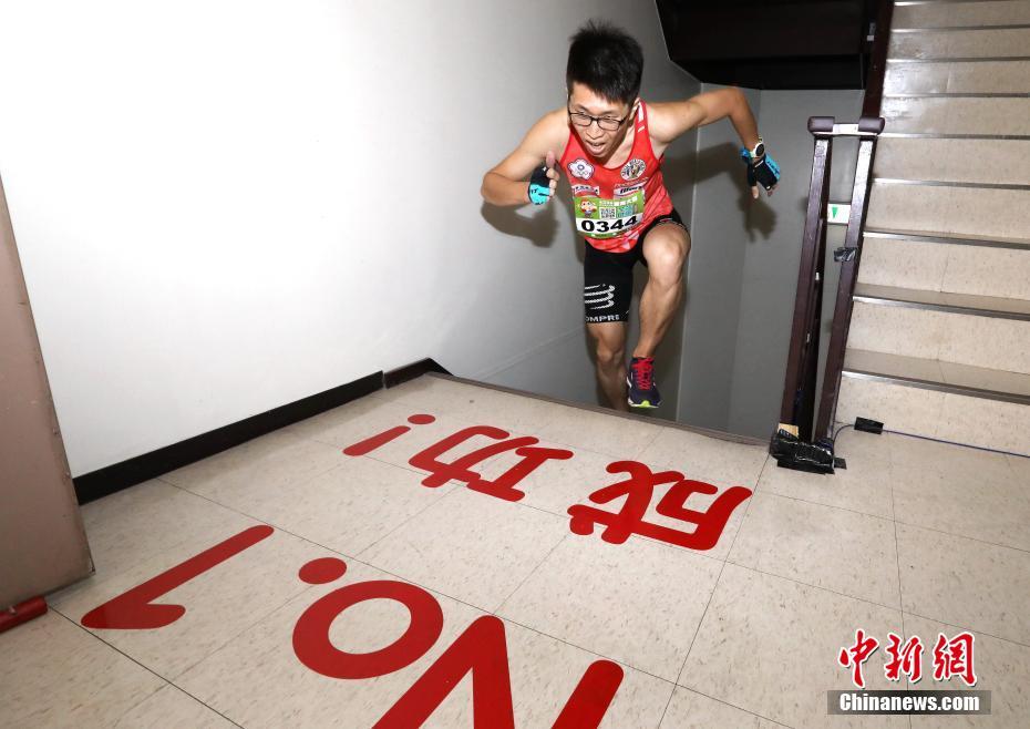 1006段の階段を駆け上がってゴールする出場選手（撮影?史元豊）。