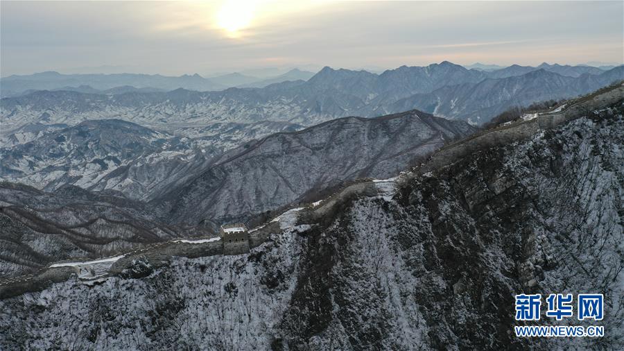 萬里の長城が雪化粧、竜が舞うような壯大な景色に　北京