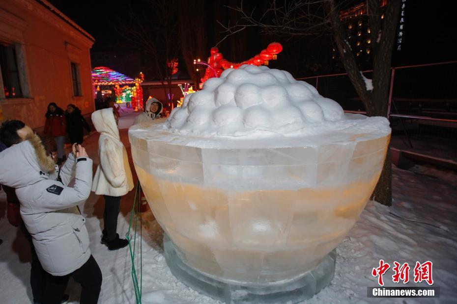 観光客の人気を集めた、氷と雪で作られた「大元宵」。「元宵」は元宵節（舊暦1月15日）に食べられる団子（撮影?呂品）。