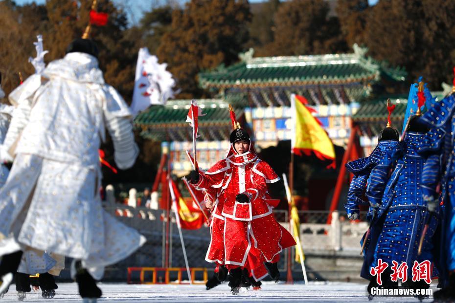 1月13日、北京の北海公園で、清朝八旗の衣裝を著て清朝宮廷の「氷嬉」のパフォーマンスをするパフォーマー（撮影?富田）。 