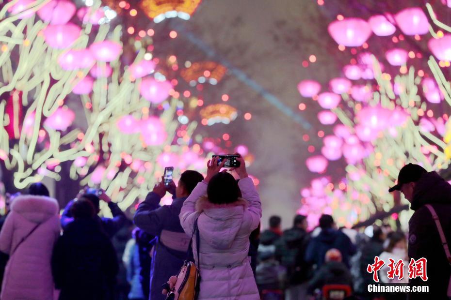 1月14日、人波でごった返す西安大唐不夜城內（撮影?張遠）。 