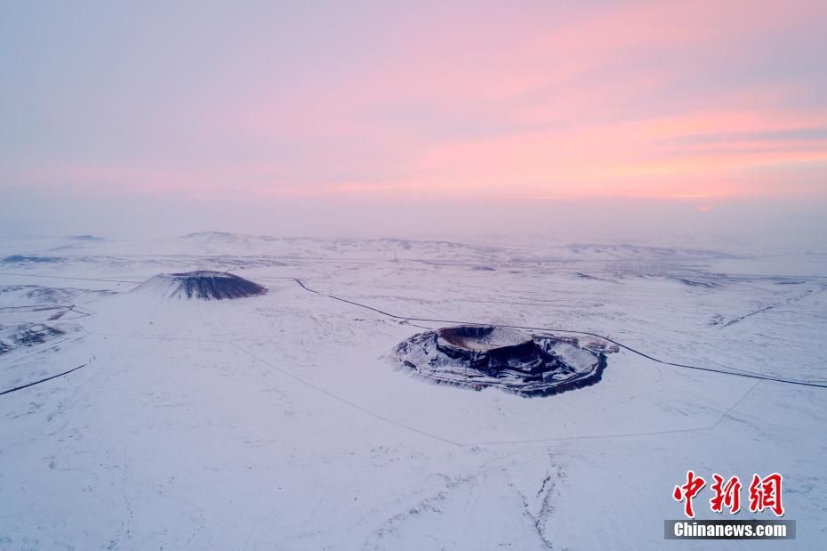 上空から見た雪に包まれた烏蘭哈達火山群　內蒙古