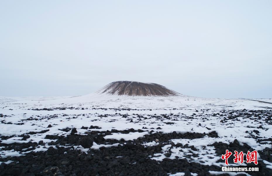 上空から見た雪に包まれた烏蘭哈達火山群　內(nèi)蒙古