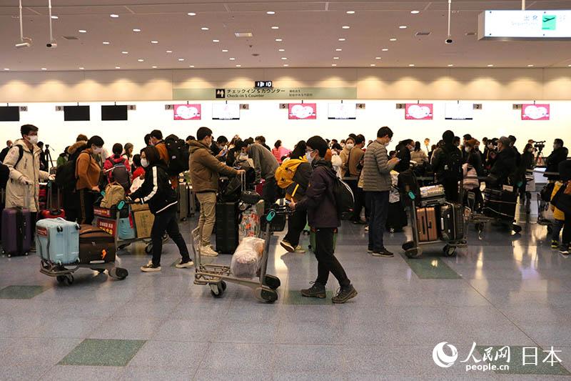 2月16日、東京羽田國際空港で、武漢に向かうチャーター便CA081便のチェックイン、手荷物預かりの手続きを行う旅客（撮影?李沐航）。